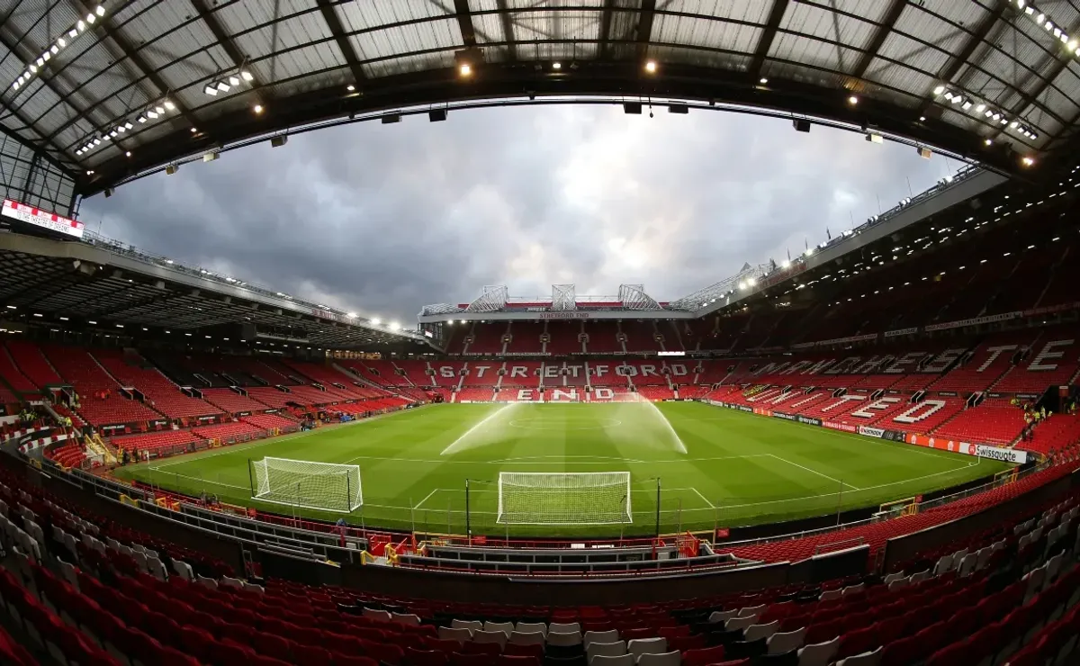 Two bids submitted before deadline to acquire Manchester United