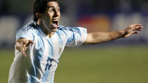 Argentina forward Tevez announces retirement