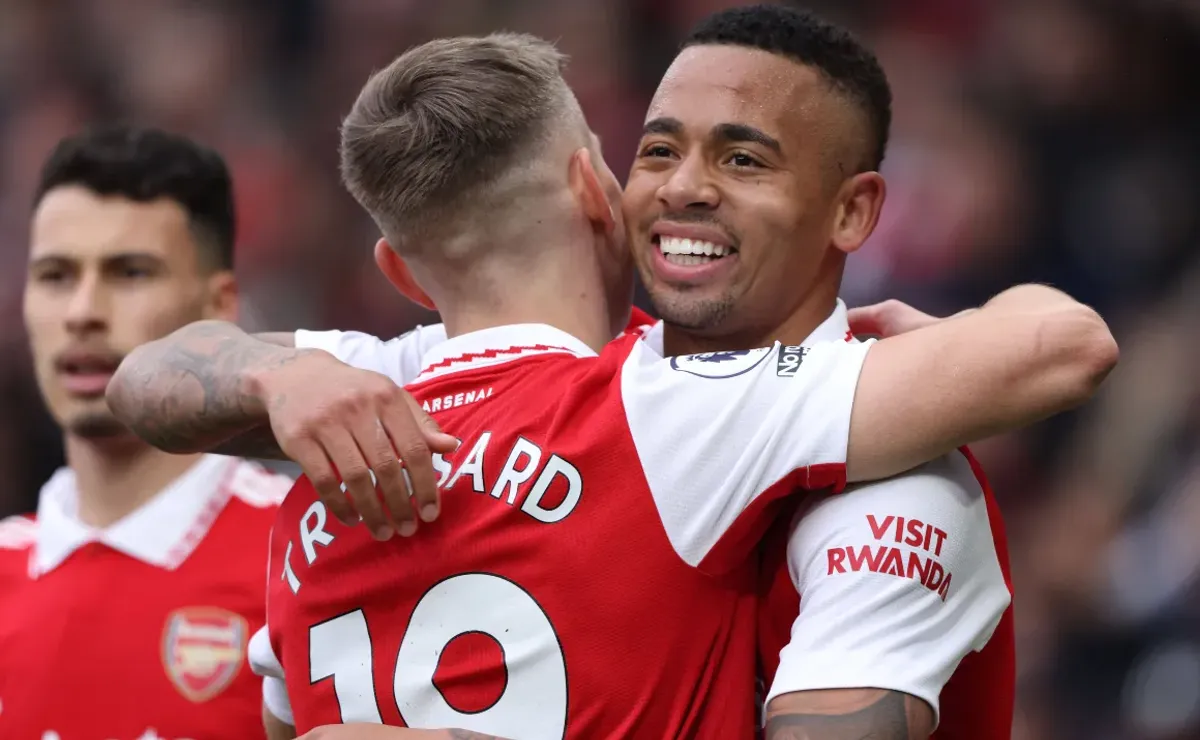 Arsenal dominate Leeds to restore eight point lead