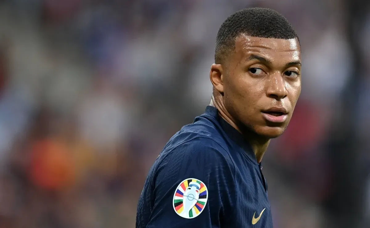 PSG awaiting offer from surprising EPL club for Kylian Mbappe