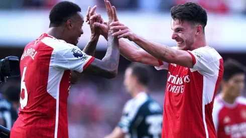 Arsenal strike late to stun Man United in crazy finish at Emirates