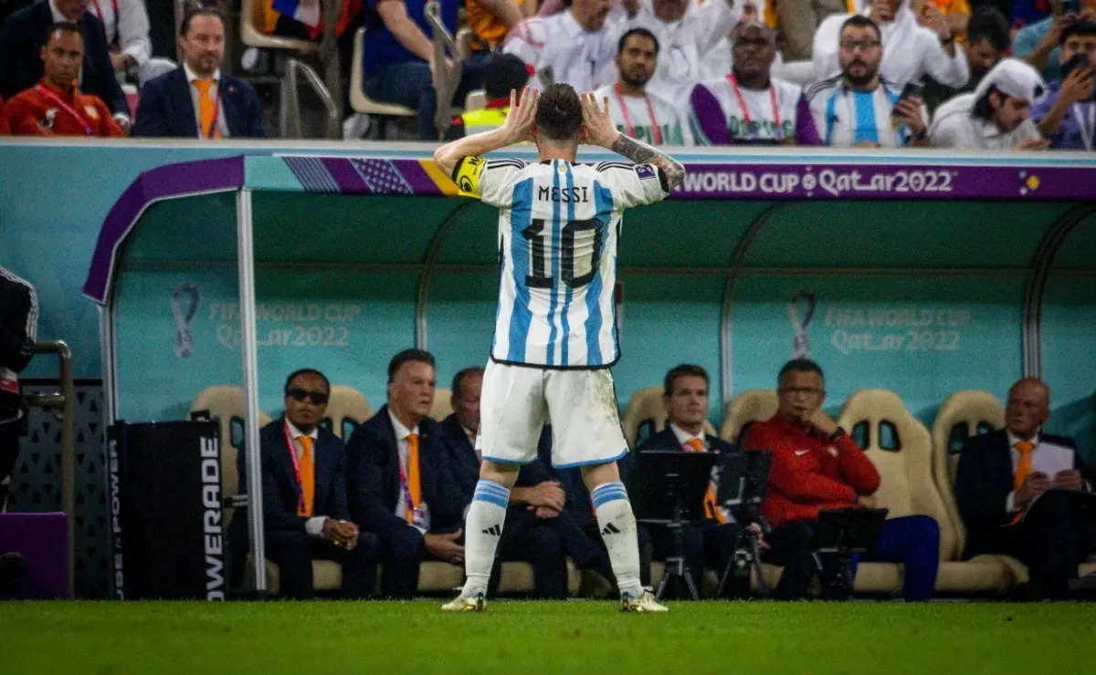 Dutch captain Van Dijk defends Messi after Van Gaal controversy
