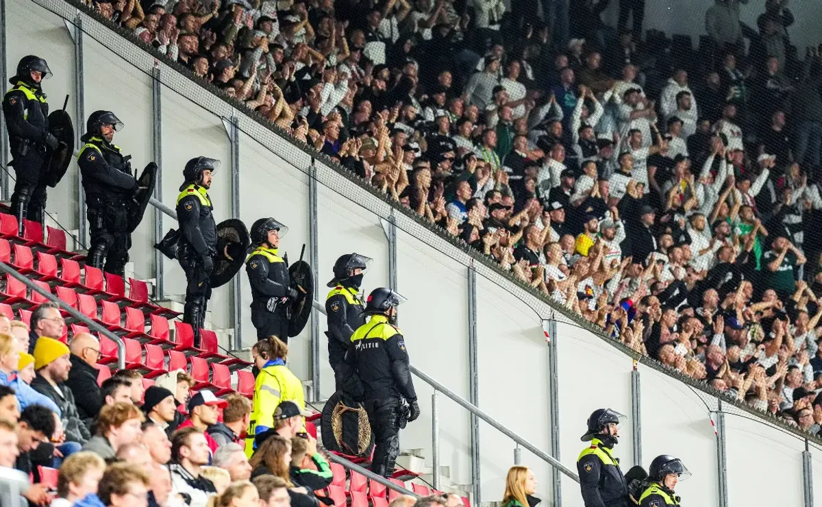 Dutch police want a nationwide ban on violent foreign supporters