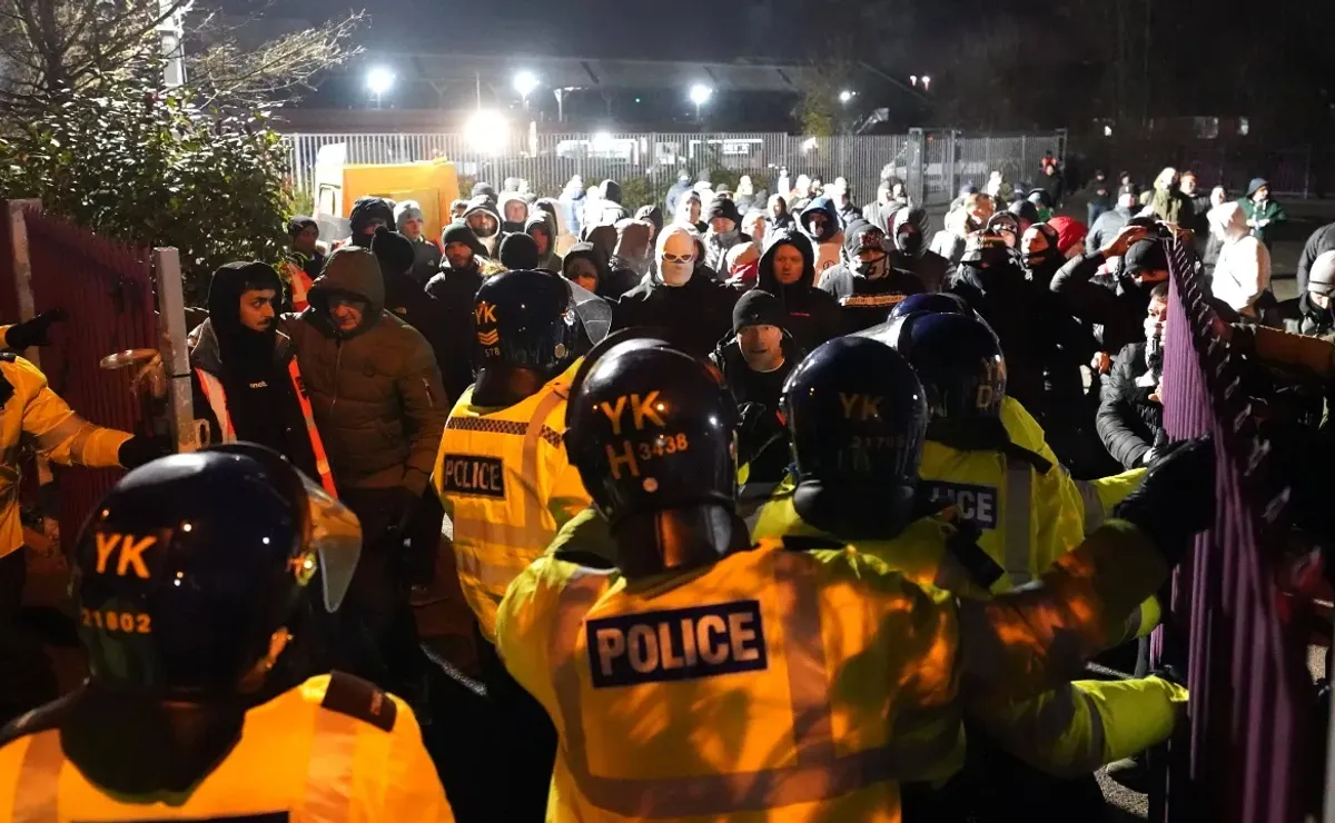 Police arrest 46 Legia fans after 90-minute melee at Villa Park