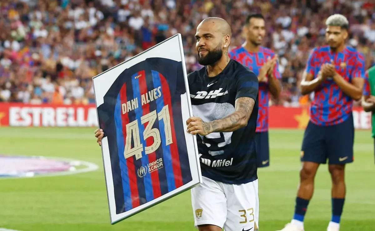 Barcelona strips Dani Alves of legendary player status