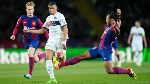 PSG turns Champions League tie around to best 10-man Barca