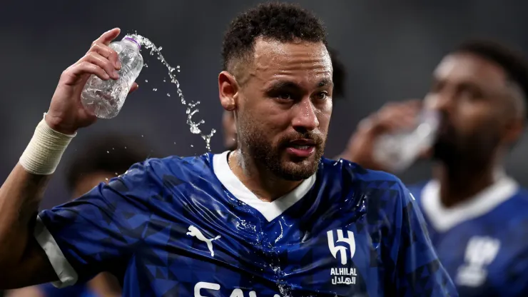 Neymar of Al Hilal pours water on his head after the AFC Champions League Elite match between Al Ain and Al-Hilal at Hazza bin Zayed Stadium on October 21, 2024 in Al Ain, United Arab Emirates.