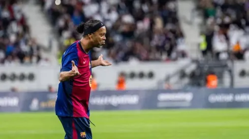 Barcelona legends defeated Real Madrid legends in a thrilling penalty shootout after a 2-2 draw.