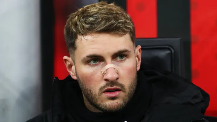 Santiago Gimenez of AC Milan looks on prior to the Coppa Italia Quarter Final match between AC Milan and AS Roma at Stadio Giuseppe Meazza on February 05, 2025 in Milan, Italy.
