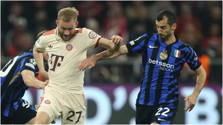 Konrad Laimer of Bayern Muenchen is challenged by Henrikh Mkhitaryan of Inter