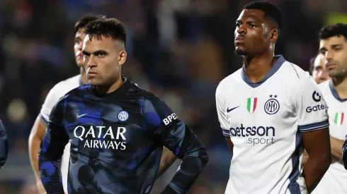 Lautaro Martinez and Denzel Dumfries of FC Internazionale players show their dejection at the end of the Serie A match between Como 1907 and FC Internazionale at Stadio G. Sinigaglia on May 23, 2025 in Como, Italy.