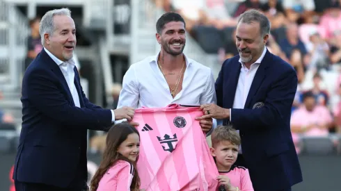 Rodrigo de Paul, poses with Jose and Jorge Mas, co-owners of Inter Miami CF as he is presented as Inter Miami CF new signing prior to the MLS match between Inter Miami CF and FC Cincinnati at Chase Stadium on July 26, 2025 in Fort Lauderdale, Florida.