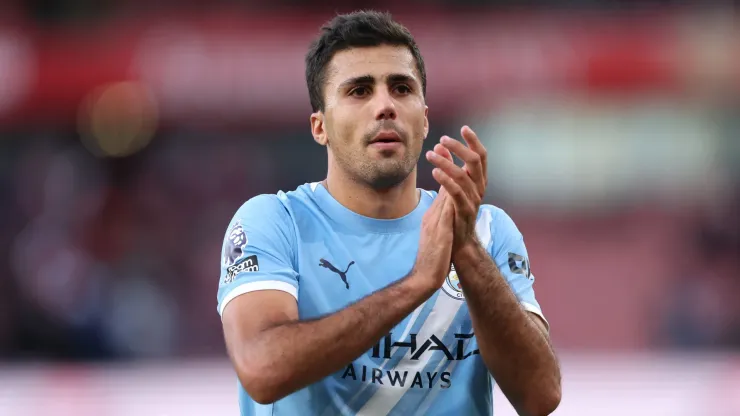 Rodri of Manchester City applauds the fans after the Premier League match between Arsenal and Manchester City at Emirates Stadium on September 21, 2025 in London, England.