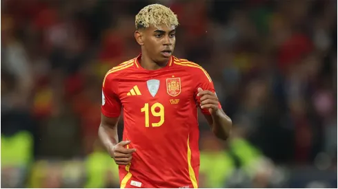 Lamine Yamal playing for Spain.