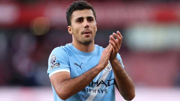 Rodri of Manchester City claps the fans after the Premier League match between Arsenal and Manchester City at Emirates Stadium on September 21, 2025 in London, England.