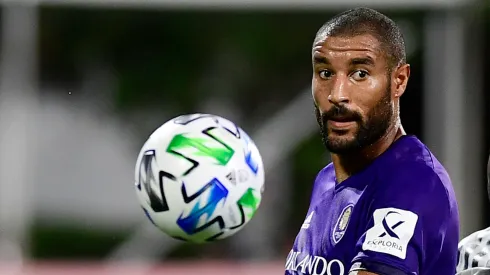 Tesho Akindele controls the ball.