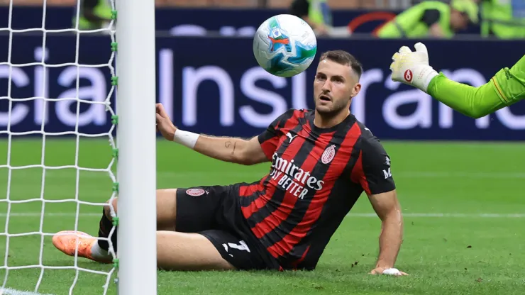 Santiago Gimenez of AC Milan scores