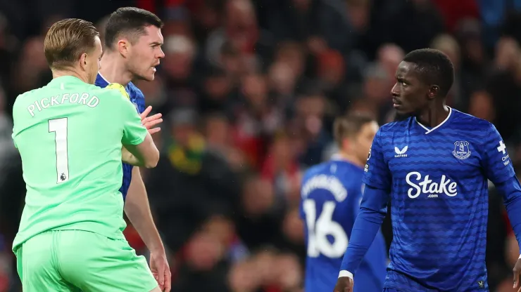Michael Keane of Everton is restrained by team mate Jordan Pickford as he clashes with Idrissa Gana Gueye.