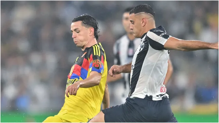 Alvaro Fidalgo of America and German Berterame of Monterrey