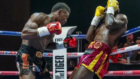 Christian Mbilli sometió a Demond Nicholson.
Eye of the Tiger