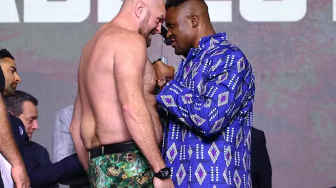 Tyson “The Gypsy King” Fury y el campeón mundial completo lineal de la MMA Francis Ngannou.
Mikey Williams/Top Rank