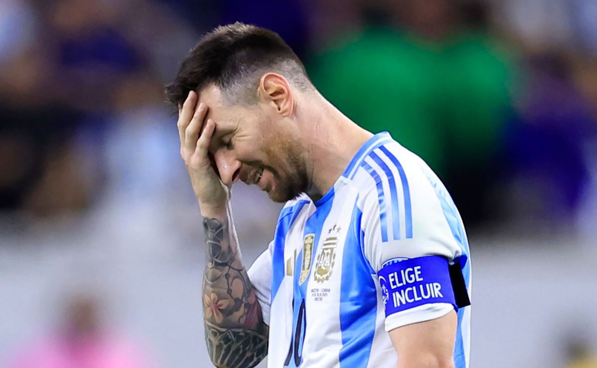 Messi Misses His Penalty Vs Ecuador While Trying A Panenka Kick messi-misses-his-penalty-vs-ecuador-while-trying-a-panenka-kick