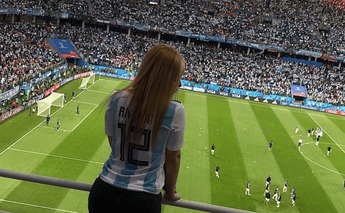 Daniela Rendon, foto de espaldas con la piel de Armani y