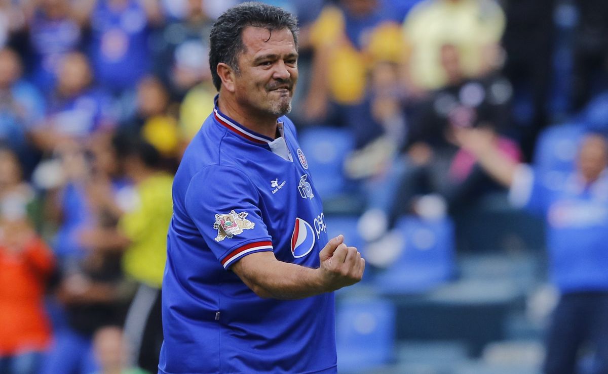 Carlos Hermosillo desata la polémica sobre los delanteros de Cruz Azul