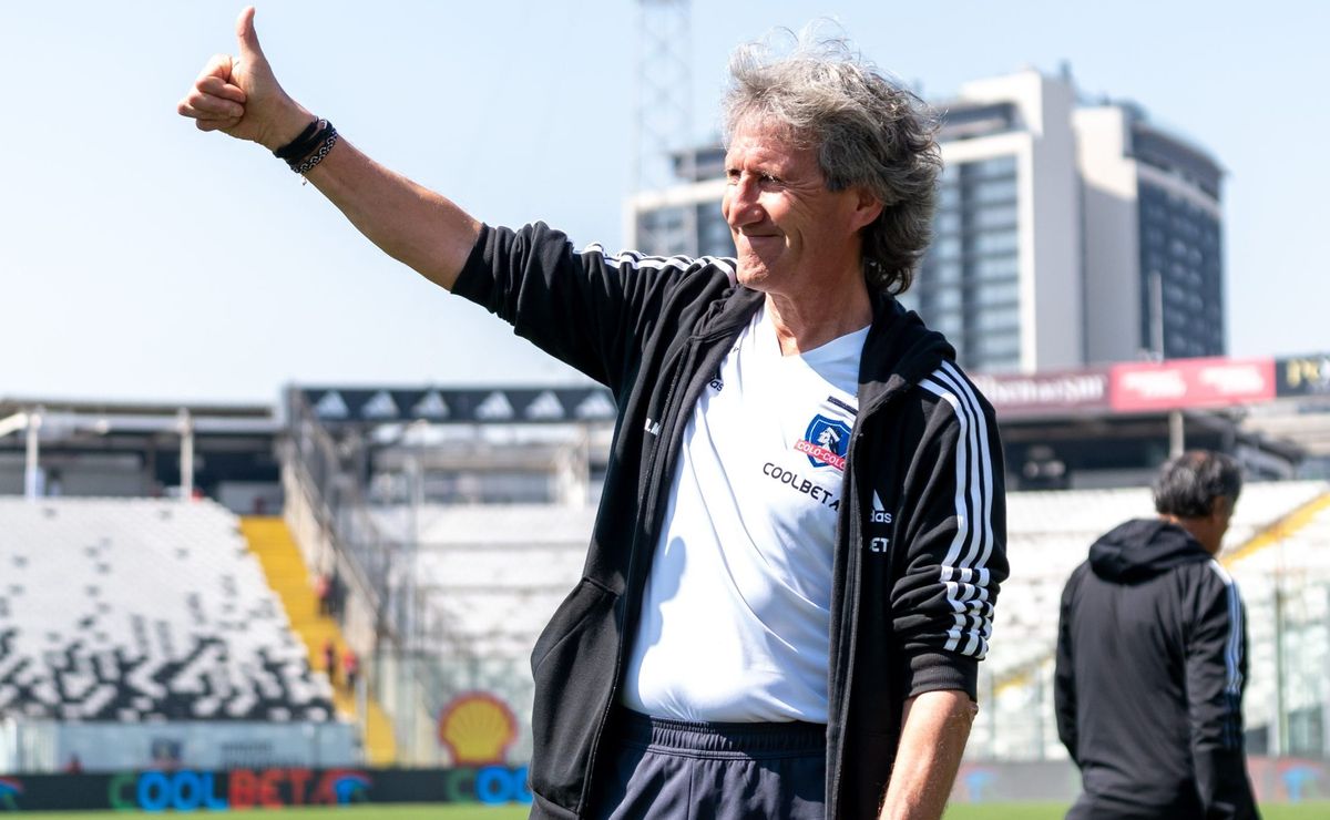 Daniel Morón sonríe con el grupo de Colo Colo en Libertadores DaleAlbo