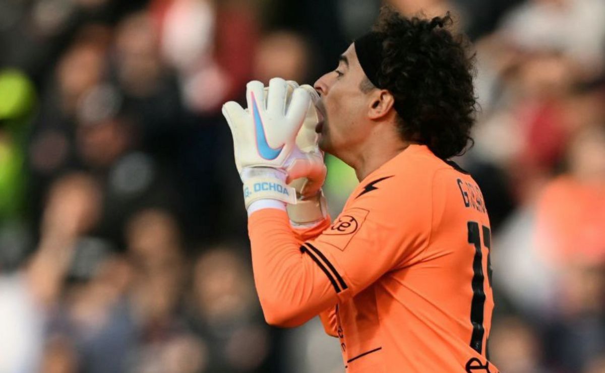 Jfb Fans ¡Allá sí lo quieren! El gesto de Guillermo Ochoa con sus fans - JuanFutbol
