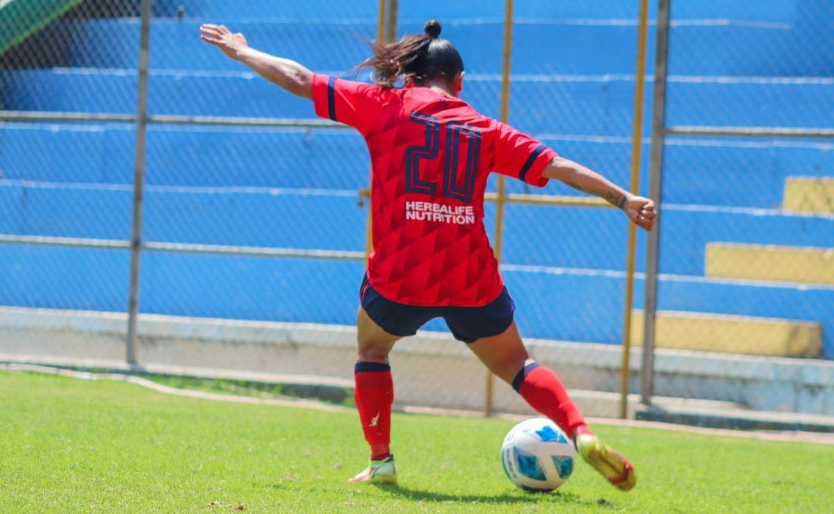 Javeria Rao Javiera Roa anota y le da vida al Municipal en play-offs de Guatemala