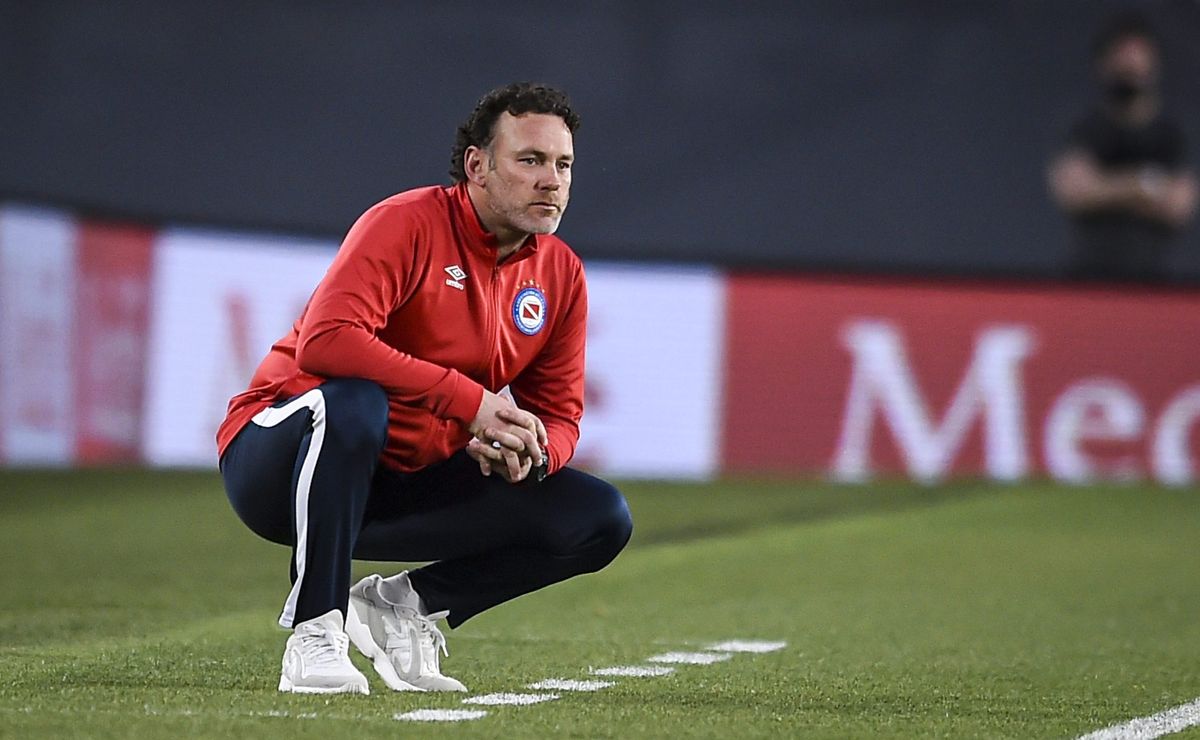 Gabriel Milito se aleja de Universidad Católica