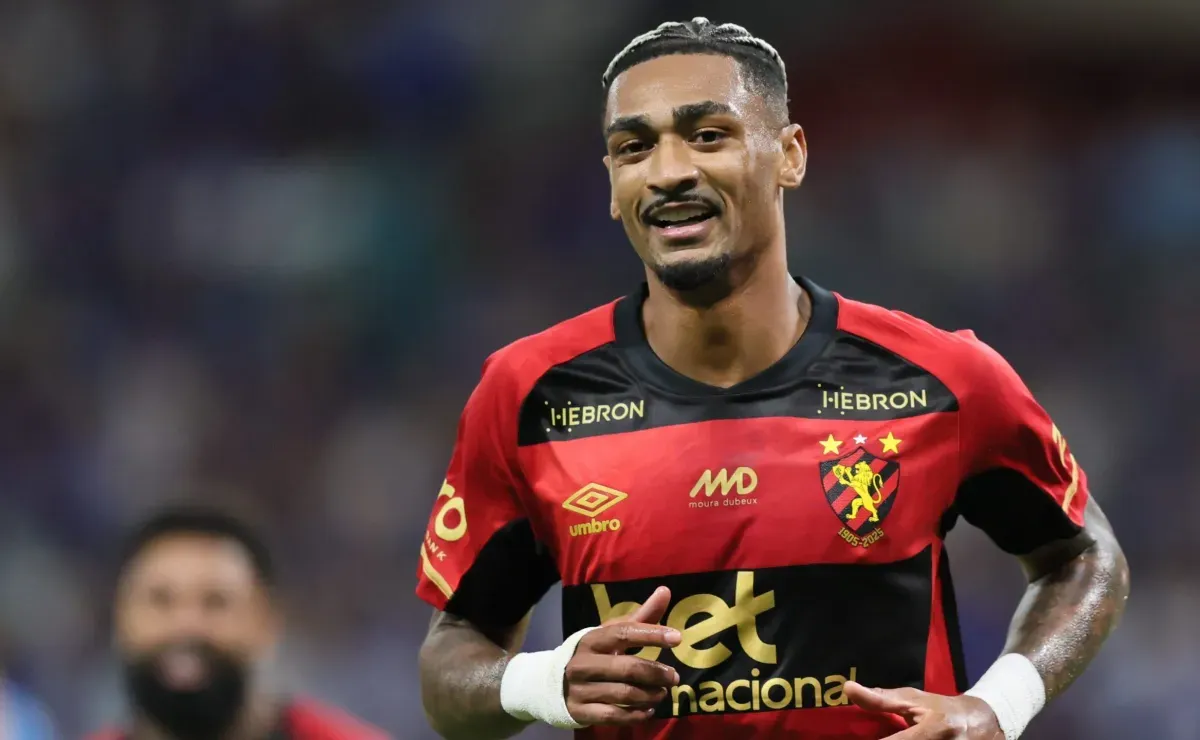 Derik Rey Football Derik, atacante do Sport, fala sobre possibilidade de renovar com o clube