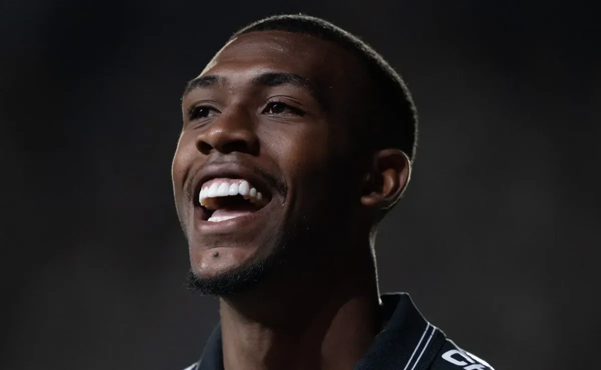 Rayanon Rayan se destaca no Vasco e é eleito revelação do Brasileirão