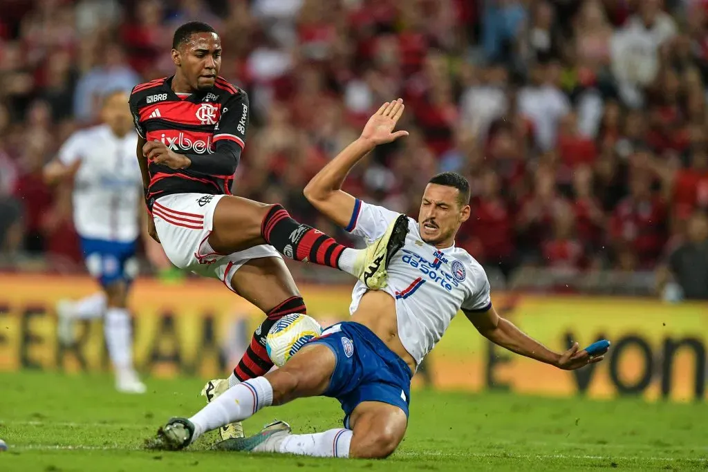 Gabriel Xavier, jogador do Bahia, marcando jogador do Flamengo, pelo Campeonato Brasileiro. Foto: Thiago Ribeiro/AGIF