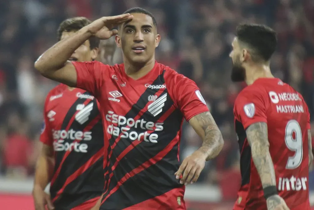 Christian jogador do Athletico-PR comemora seu gol durante partida contra o Belgrano (Foto: Gabriel Machado/AGIF)