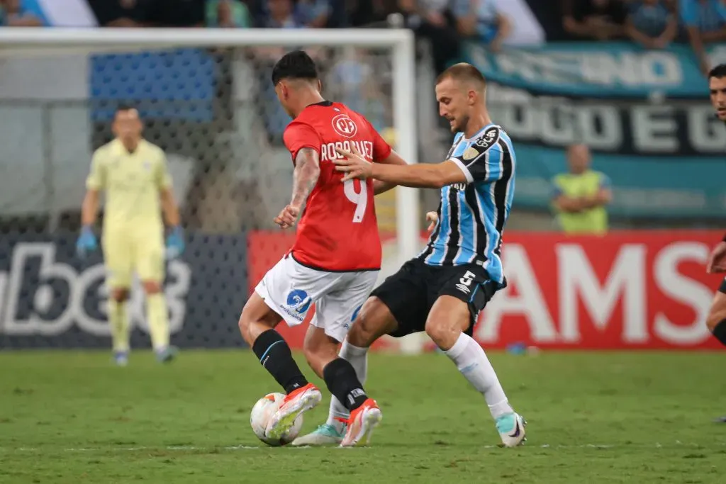 Rodrigo Ely jogador do Grêmio disputa lance com M. Rodriguez jogador do Huachipato durante partida no estadio Arena do Grêmio pelo campeonato Copa Libertadores 2024. Foto: Maxi Franzoi/AGIF