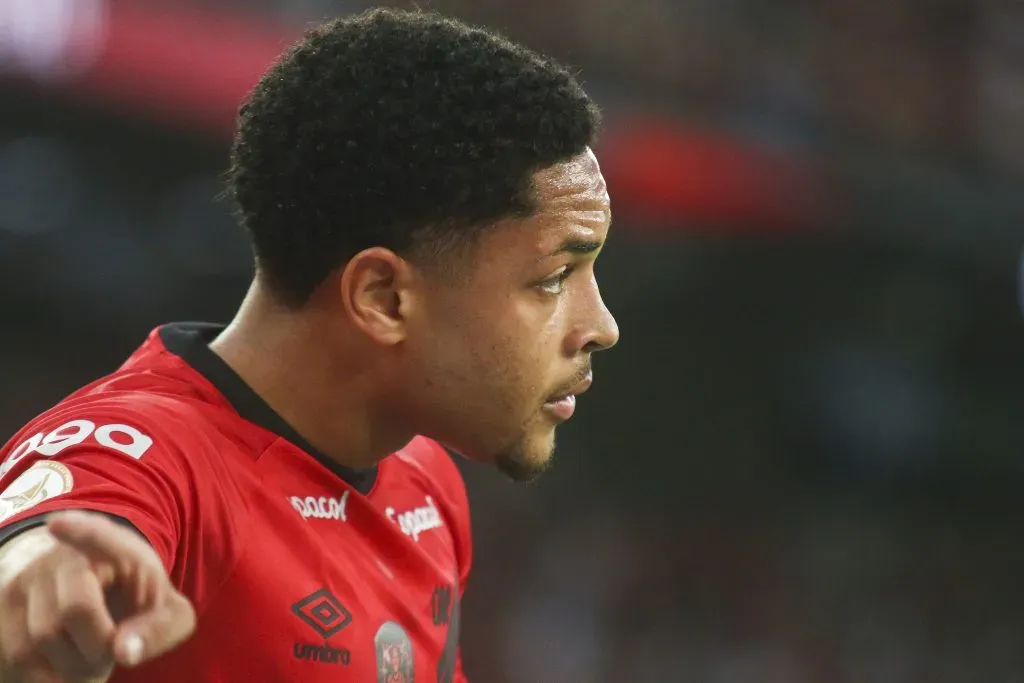 Foto: Gabriel Machado/AGIF – Vitor Roque durante confronto contra o Santos no Brasileirão 2023.