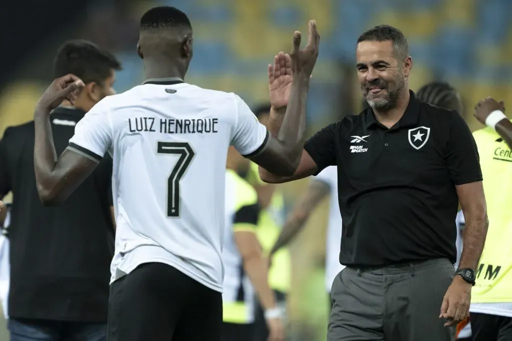 Luiz Henrique jogador do Botafogo comemora vitória com Artur Jorge técnico da sua equipe após partida contra o Fluminense (Foto: Jorge Rodrigues/AGIF)