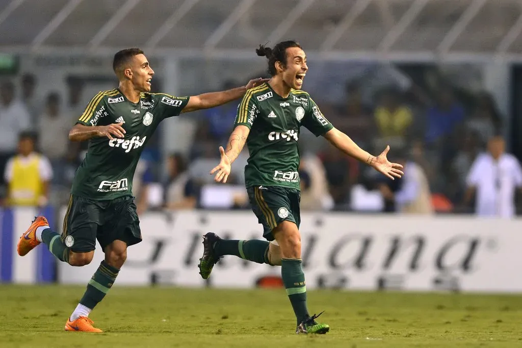Valdivia do Palmeiras comemora gol durante partida contra o Santos pela final do Campeonato Paulista 2015 na Vila Belmiro. Foto: Mauro Horita/AGIF