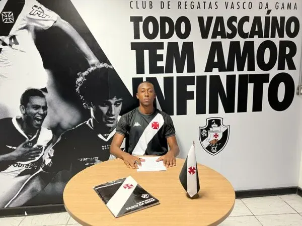 Foto: Reprodução/Vasco – Luiz Gustavo assinando contrato profissional