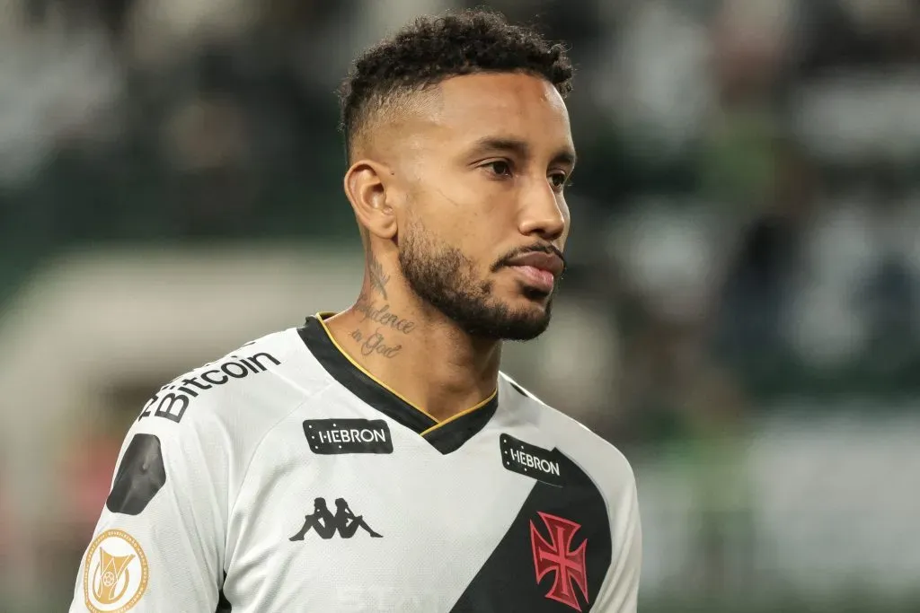 Jair jogador do Vasco durante execucao do hino nacional antes da partida contra o Coritiba no estadio Couto Pereira pelo campeonato BRASILEIRO A 2023. Foto: Robson Mafra/AGIF