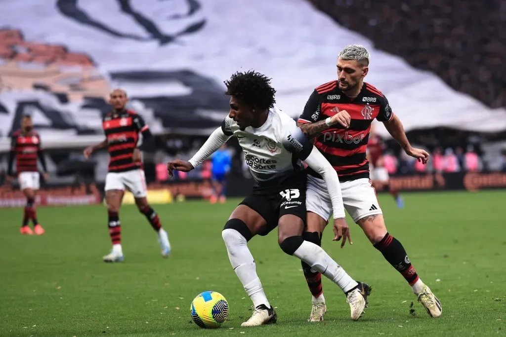 Talles Magno, jogador do Corinthians, disputa lance com De Arrascaeta, jogador do Flamengo, durante partida (Foto: Ettore Chiereguini/AGIF)