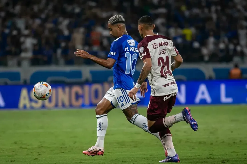 Matheus Pereira jogador do Cruzeiro durante partida contra o Lanus no estadio Mineirao pelo campeonato Copa Sul-Americana 2024. Foto: Fernando Moreno/AGIF