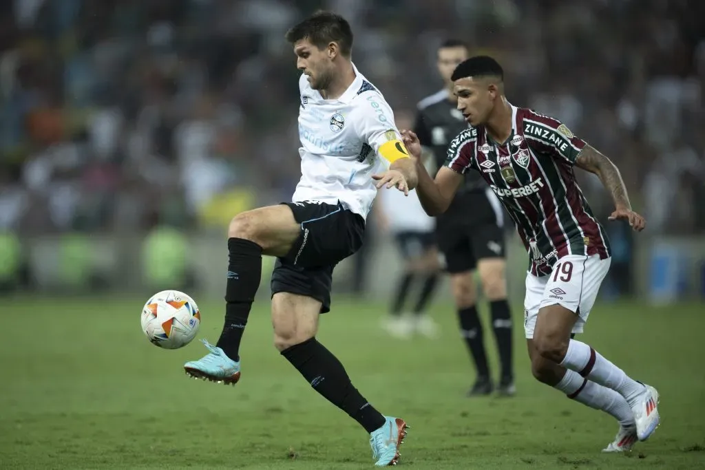 – Kaua Elias jogador do Fluminense disputa lance com Kannemann jogador do Gremio durante partida no estadio Maracana pelo campeonato Copa Libertadores 2024. Foto: Jorge Rodrigues/AGIF