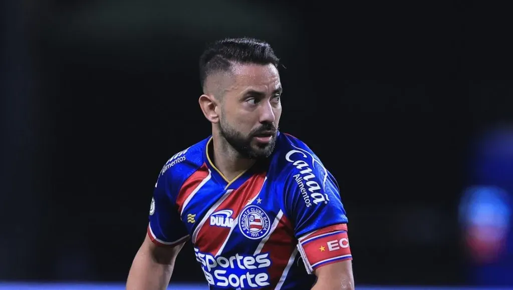 Everton Ribeiro pode ser desfalque - Foto: Ettore Chiereguini/AGIF.