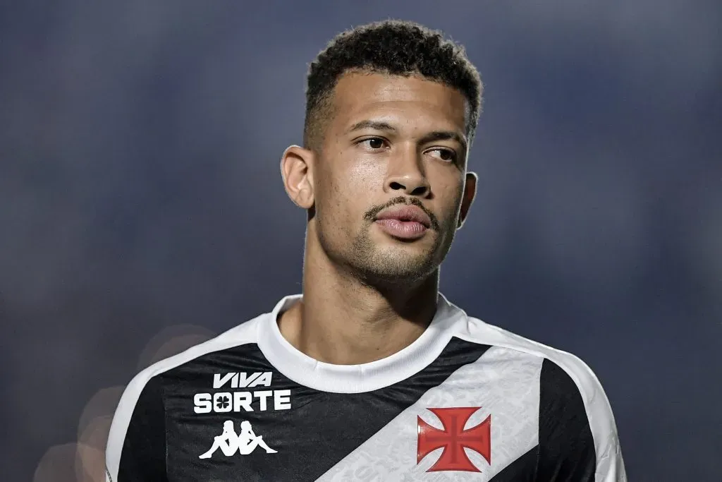 Joao Victor jogador do Vasco durante partida contra o Juventude no estadio Sao Januario pelo campeonato Brasileiro A 2024. Foto: Thiago Ribeiro/AGIF