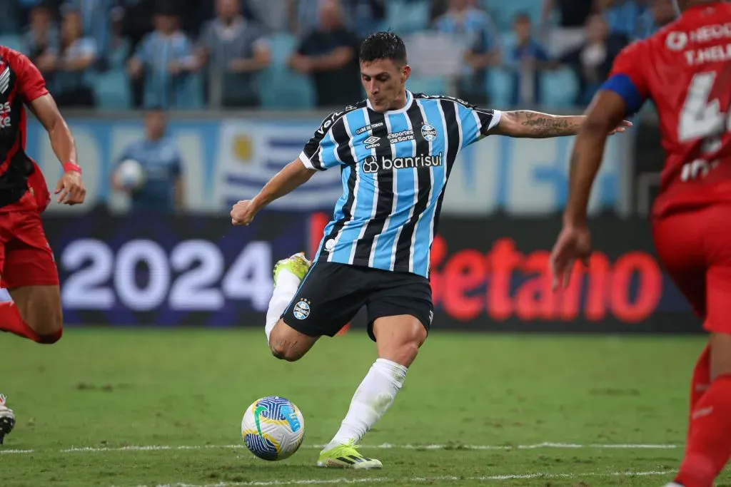 RS – PORTO ALEGRE – 17/04/2024 – BRASILEIRO A 2024, GREMIO X ATHLETICO-PR – Cristian Pavon jogador do Gremio durante partida contra o Athletico-PR no estadio Arena do Gremio pelo campeonato Brasileiro A 2024. Foto: Maxi Franzoi/AGIF