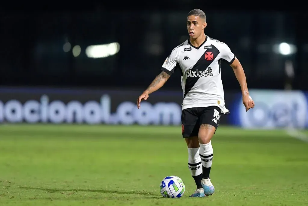 Erick Marcus atuando pelo Vasco durante partida contra o Bahia (Foto: Thiago Ribeiro/AGIF)