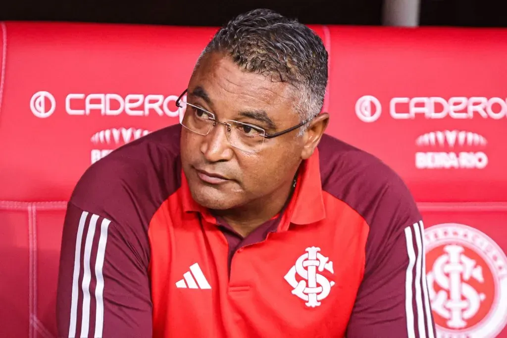 Roger Machado durante partida contra o Fluminense no Campeonato Brasileiro A 2024. Foto: Maxi Franzoi/AGIF